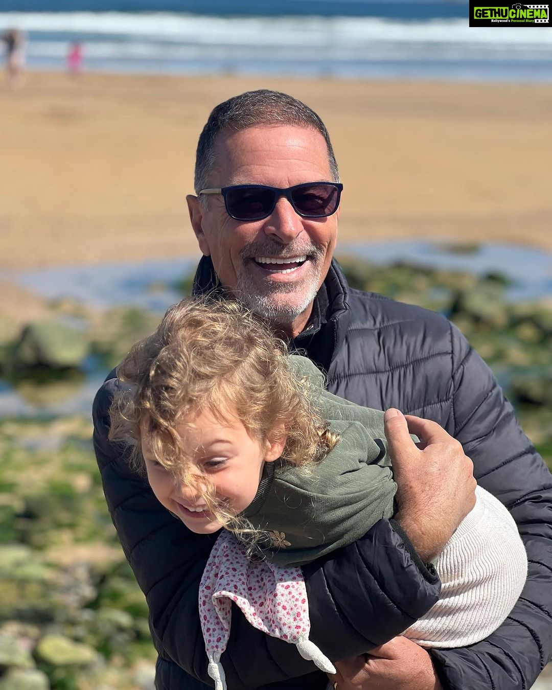 Bruna Abdullah Instagram - After having lunch at the castle Cairnbulg ( no biggie 😍)we went down to beach for a little walk. Some were swimming and “some” wore wool 😂 . Depois de almoçar no castelo Cairnbulg ( nada demais 😍) fomos até a praia para uma pequena caminhada. Algumas pessoas tomavam banho de mar, “outras” estavam de casaco de lã 😂