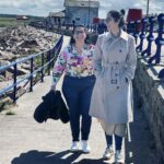 Bruna Abdullah Instagram - After having lunch at the castle Cairnbulg ( no biggie 😍)we went down to beach for a little walk. Some were swimming and “some” wore wool 😂 . Depois de almoçar no castelo Cairnbulg ( nada demais 😍) fomos até a praia para uma pequena caminhada. Algumas pessoas tomavam banho de mar, “outras” estavam de casaco de lã 😂