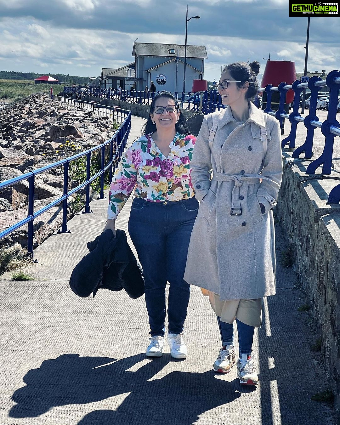 Bruna Abdullah Instagram - After having lunch at the castle Cairnbulg ( no biggie 😍)we went down to beach for a little walk. Some were swimming and “some” wore wool 😂 . Depois de almoçar no castelo Cairnbulg ( nada demais 😍) fomos até a praia para uma pequena caminhada. Algumas pessoas tomavam banho de mar, “outras” estavam de casaco de lã 😂