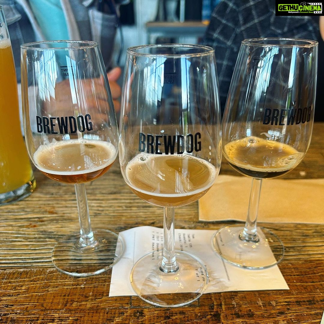 Bruna Abdullah Instagram - BrewDog was founded in Fraserburgh in 2007 by James Watt and Martin Dickie. Dickie had previously worked at Thornbridge Brewery, where he helped develop their flagship beer Jaipur. In 2009, BrewDog purchased its first bar, in nearby Aberdeen. At the end of 2018, the company and its franchisees operated 78 bars worldwide. . A BrewDog foi fundada em Fraserburgh em 2007 por James Watt e Martin Dickie. Dickie já havia trabalhado na Thornbridge Brewery, onde ajudou a desenvolver sua cerveja principal Jaipur. Em 2009, a BrewDog comprou seu primeiro bar, nas proximidades de Aberdeen. No final de 2018, a empresa e seus franqueados operavam 78 bares em todo o mundo.