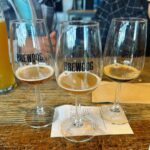 Bruna Abdullah Instagram - BrewDog was founded in Fraserburgh in 2007 by James Watt and Martin Dickie. Dickie had previously worked at Thornbridge Brewery, where he helped develop their flagship beer Jaipur. In 2009, BrewDog purchased its first bar, in nearby Aberdeen. At the end of 2018, the company and its franchisees operated 78 bars worldwide. . A BrewDog foi fundada em Fraserburgh em 2007 por James Watt e Martin Dickie. Dickie já havia trabalhado na Thornbridge Brewery, onde ajudou a desenvolver sua cerveja principal Jaipur. Em 2009, a BrewDog comprou seu primeiro bar, nas proximidades de Aberdeen. No final de 2018, a empresa e seus franqueados operavam 78 bares em todo o mundo.