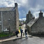 Bruna Abdullah Instagram - Wandering through the village is a bit like stepping back in time! I love it here! The name is actually derived from St Fittick, the patron saint of gardeners, who is believed to have landed at nearby Nigg Bay in the 7th century. This hidden gem is one of the most unique communities in Scotland, tucked away just off the Beach Esplanade. Footdee, or Fittie as it is pronounced locally, is a small fishing village at the mouth of the harbour. . . Passear pela vila é como voltar no tempo! Eu amo isso aqui! O nome é na verdade derivado de St Fittick, o santo padroeiro dos jardineiros, que se acredita ter desembarcado nas proximidades de Nigg Bay no século VII. Esta joia escondida é uma das comunidades mais exclusivas da Escócia, escondida perto da Beach Esplanade. Footdee, ou Fittie, como é pronunciado localmente, é uma pequena vila de pescadores na foz do porto.