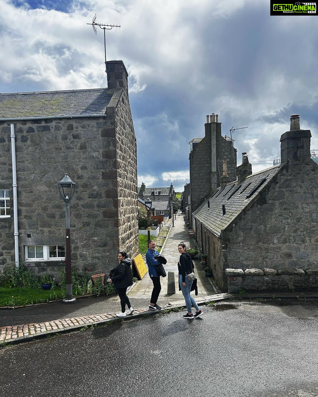 Bruna Abdullah Instagram - Wandering through the village is a bit like stepping back in time! I love it here! The name is actually derived from St Fittick, the patron saint of gardeners, who is believed to have landed at nearby Nigg Bay in the 7th century. This hidden gem is one of the most unique communities in Scotland, tucked away just off the Beach Esplanade. Footdee, or Fittie as it is pronounced locally, is a small fishing village at the mouth of the harbour. . . Passear pela vila é como voltar no tempo! Eu amo isso aqui! O nome é na verdade derivado de St Fittick, o santo padroeiro dos jardineiros, que se acredita ter desembarcado nas proximidades de Nigg Bay no século VII. Esta joia escondida é uma das comunidades mais exclusivas da Escócia, escondida perto da Beach Esplanade. Footdee, ou Fittie, como é pronunciado localmente, é uma pequena vila de pescadores na foz do porto.