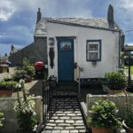 Bruna Abdullah Instagram - Wandering through the village is a bit like stepping back in time! I love it here! The name is actually derived from St Fittick, the patron saint of gardeners, who is believed to have landed at nearby Nigg Bay in the 7th century. This hidden gem is one of the most unique communities in Scotland, tucked away just off the Beach Esplanade. Footdee, or Fittie as it is pronounced locally, is a small fishing village at the mouth of the harbour. . . Passear pela vila é como voltar no tempo! Eu amo isso aqui! O nome é na verdade derivado de St Fittick, o santo padroeiro dos jardineiros, que se acredita ter desembarcado nas proximidades de Nigg Bay no século VII. Esta joia escondida é uma das comunidades mais exclusivas da Escócia, escondida perto da Beach Esplanade. Footdee, ou Fittie, como é pronunciado localmente, é uma pequena vila de pescadores na foz do porto.