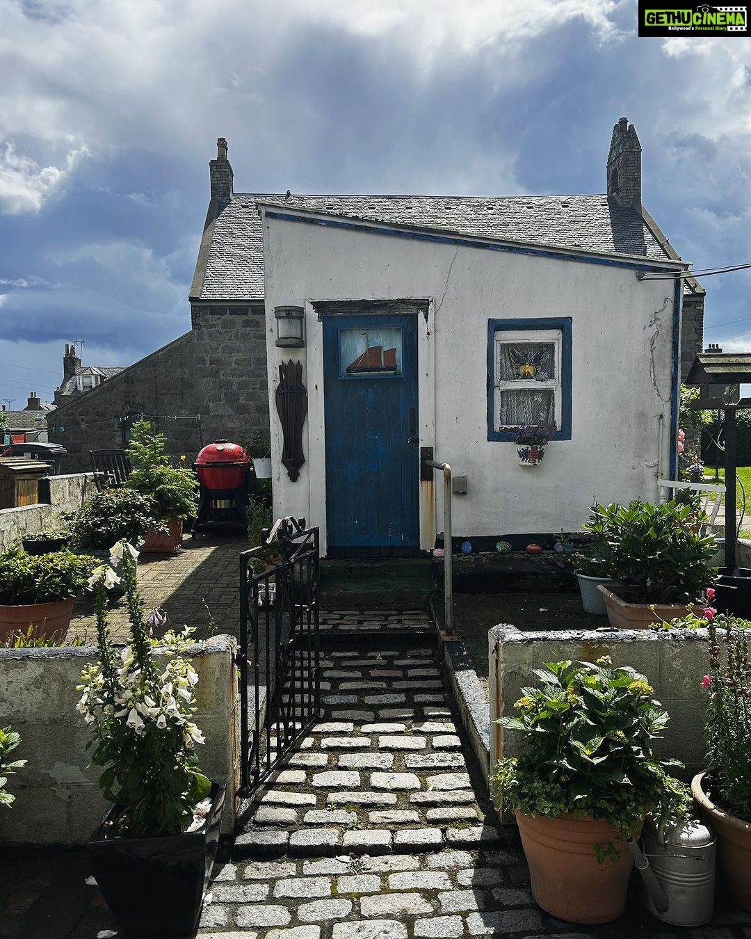 Bruna Abdullah Instagram - Wandering through the village is a bit like stepping back in time! I love it here! The name is actually derived from St Fittick, the patron saint of gardeners, who is believed to have landed at nearby Nigg Bay in the 7th century. This hidden gem is one of the most unique communities in Scotland, tucked away just off the Beach Esplanade. Footdee, or Fittie as it is pronounced locally, is a small fishing village at the mouth of the harbour. . . Passear pela vila é como voltar no tempo! Eu amo isso aqui! O nome é na verdade derivado de St Fittick, o santo padroeiro dos jardineiros, que se acredita ter desembarcado nas proximidades de Nigg Bay no século VII. Esta joia escondida é uma das comunidades mais exclusivas da Escócia, escondida perto da Beach Esplanade. Footdee, ou Fittie, como é pronunciado localmente, é uma pequena vila de pescadores na foz do porto.
