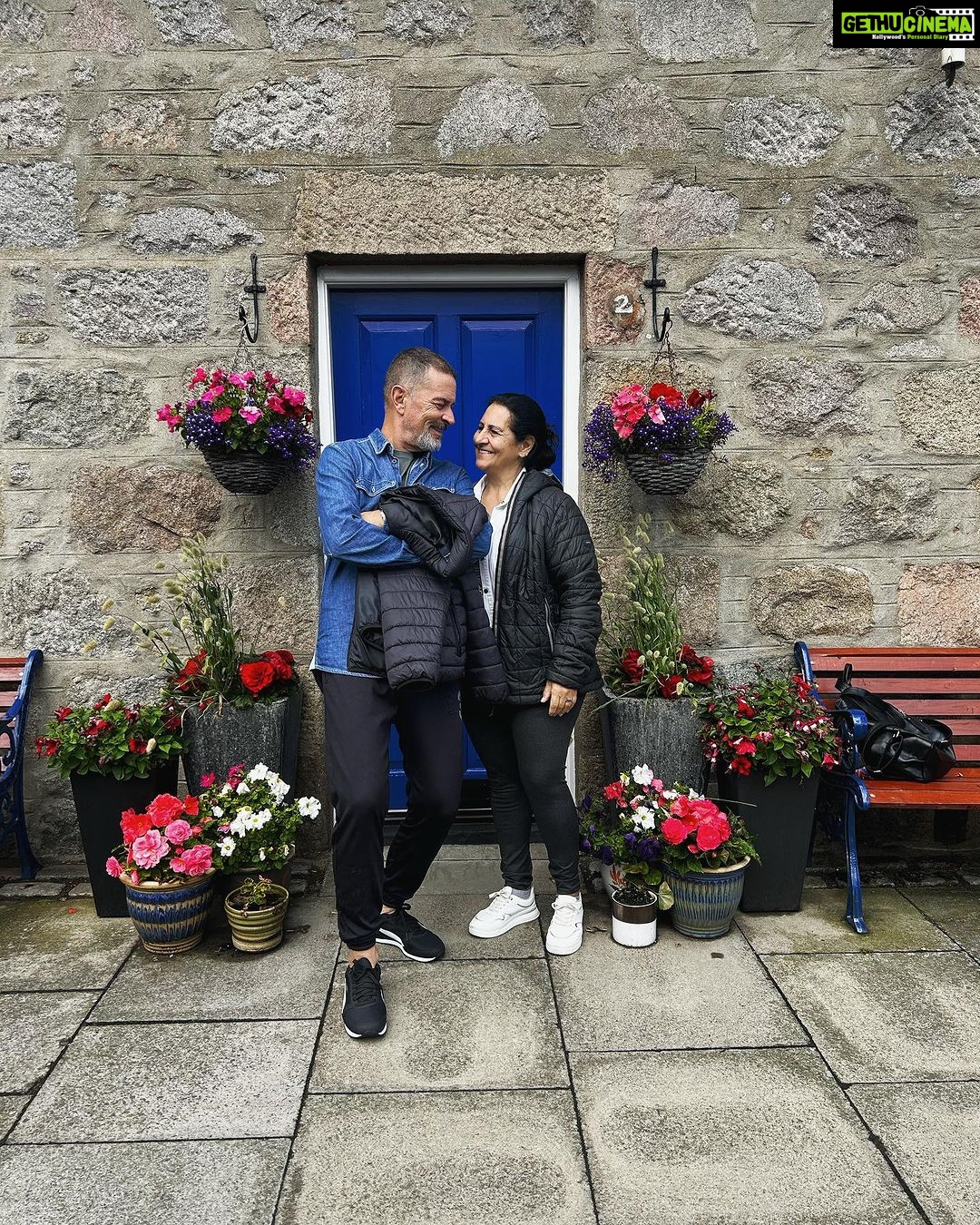 Bruna Abdullah Instagram - Wandering through the village is a bit like stepping back in time! I love it here! The name is actually derived from St Fittick, the patron saint of gardeners, who is believed to have landed at nearby Nigg Bay in the 7th century. This hidden gem is one of the most unique communities in Scotland, tucked away just off the Beach Esplanade. Footdee, or Fittie as it is pronounced locally, is a small fishing village at the mouth of the harbour. . . Passear pela vila é como voltar no tempo! Eu amo isso aqui! O nome é na verdade derivado de St Fittick, o santo padroeiro dos jardineiros, que se acredita ter desembarcado nas proximidades de Nigg Bay no século VII. Esta joia escondida é uma das comunidades mais exclusivas da Escócia, escondida perto da Beach Esplanade. Footdee, ou Fittie, como é pronunciado localmente, é uma pequena vila de pescadores na foz do porto.