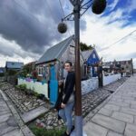 Bruna Abdullah Instagram - Wandering through the village is a bit like stepping back in time! I love it here! The name is actually derived from St Fittick, the patron saint of gardeners, who is believed to have landed at nearby Nigg Bay in the 7th century. This hidden gem is one of the most unique communities in Scotland, tucked away just off the Beach Esplanade. Footdee, or Fittie as it is pronounced locally, is a small fishing village at the mouth of the harbour. . . Passear pela vila é como voltar no tempo! Eu amo isso aqui! O nome é na verdade derivado de St Fittick, o santo padroeiro dos jardineiros, que se acredita ter desembarcado nas proximidades de Nigg Bay no século VII. Esta joia escondida é uma das comunidades mais exclusivas da Escócia, escondida perto da Beach Esplanade. Footdee, ou Fittie, como é pronunciado localmente, é uma pequena vila de pescadores na foz do porto.