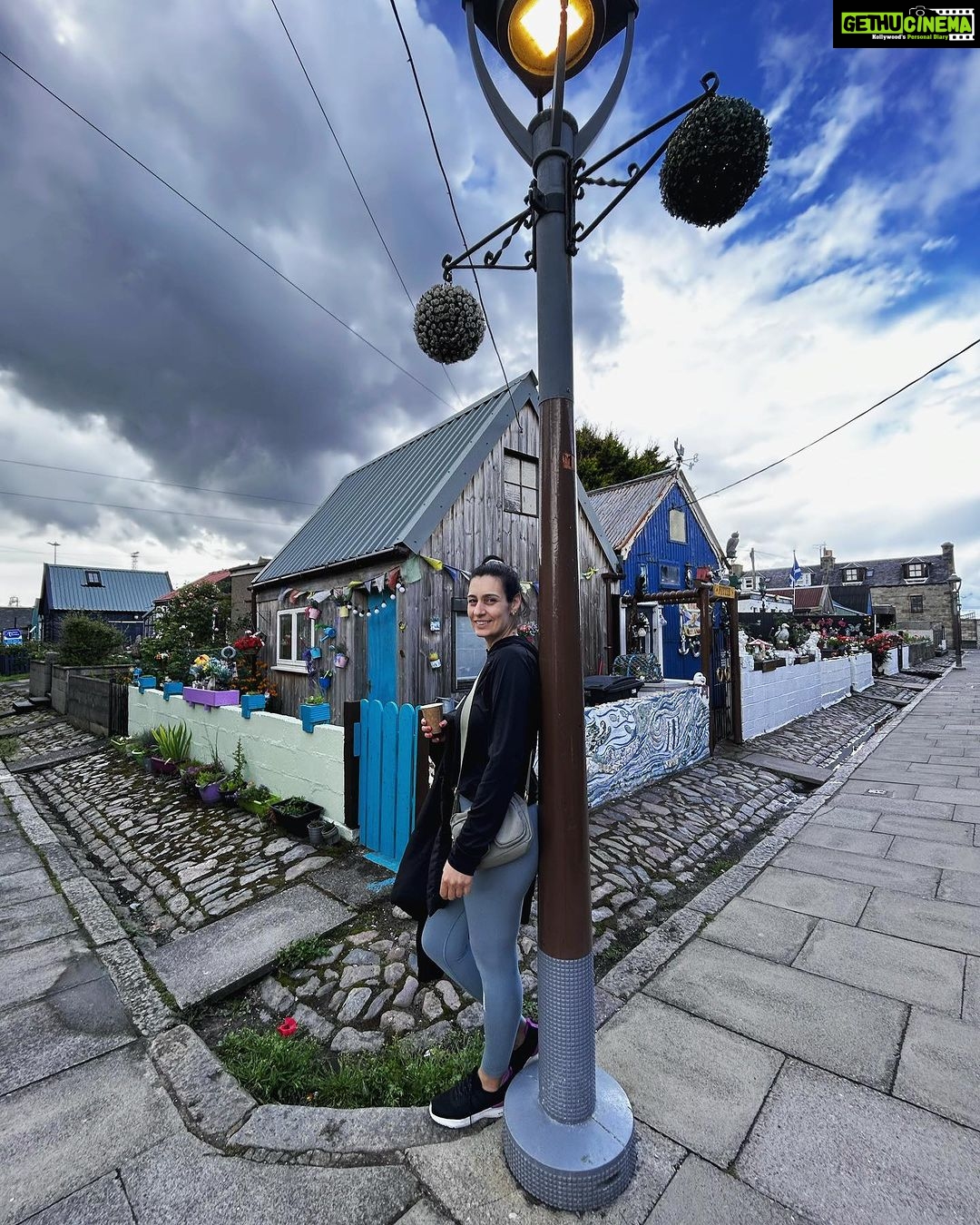 Bruna Abdullah Instagram - Wandering through the village is a bit like stepping back in time! I love it here! The name is actually derived from St Fittick, the patron saint of gardeners, who is believed to have landed at nearby Nigg Bay in the 7th century. This hidden gem is one of the most unique communities in Scotland, tucked away just off the Beach Esplanade. Footdee, or Fittie as it is pronounced locally, is a small fishing village at the mouth of the harbour. . . Passear pela vila é como voltar no tempo! Eu amo isso aqui! O nome é na verdade derivado de St Fittick, o santo padroeiro dos jardineiros, que se acredita ter desembarcado nas proximidades de Nigg Bay no século VII. Esta joia escondida é uma das comunidades mais exclusivas da Escócia, escondida perto da Beach Esplanade. Footdee, ou Fittie, como é pronunciado localmente, é uma pequena vila de pescadores na foz do porto.