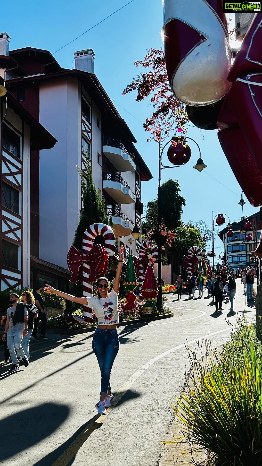 Bruna Abdullah Instagram - ⛄️ Gramado is a mountain resort town in Brazil’s southernmost state, Rio Grande do Sul. Influenced by 19th-century German settlers, the town has a Bavarian feel with Alpine chalets, chocolatiers and artisan shops. Gramado is also known for its Christmas light displays and for hydrangea blooms in spring. Lago Negro offers boat rentals and forest walks, while the Serra Gaúcha mountains have hiking and climbing trails ⭐️ . . Gramado é uma cidade montanhosa no estado mais ao sul do Brasil, o Rio Grande do Sul. Influenciada pelos colonos alemães do século 19, a cidade tem um ar bávaro com chalés alpinos, chocolatiers e lojas de artesanato. Gramado também é conhecida por suas luzes natalinas e pelas flores de hortênsias na primavera. O Lago Negro oferece aluguel de barcos e caminhadas pela floresta, enquanto a Serra Gaúcha oferece trilhas para caminhadas e escaladas. . . @abdalahines @ricardochristofoli 🎄✨