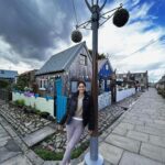 Bruna Abdullah Instagram - Wandering through the village is a bit like stepping back in time! I love it here! The name is actually derived from St Fittick, the patron saint of gardeners, who is believed to have landed at nearby Nigg Bay in the 7th century. This hidden gem is one of the most unique communities in Scotland, tucked away just off the Beach Esplanade. Footdee, or Fittie as it is pronounced locally, is a small fishing village at the mouth of the harbour. . . Passear pela vila é como voltar no tempo! Eu amo isso aqui! O nome é na verdade derivado de St Fittick, o santo padroeiro dos jardineiros, que se acredita ter desembarcado nas proximidades de Nigg Bay no século VII. Esta joia escondida é uma das comunidades mais exclusivas da Escócia, escondida perto da Beach Esplanade. Footdee, ou Fittie, como é pronunciado localmente, é uma pequena vila de pescadores na foz do porto.