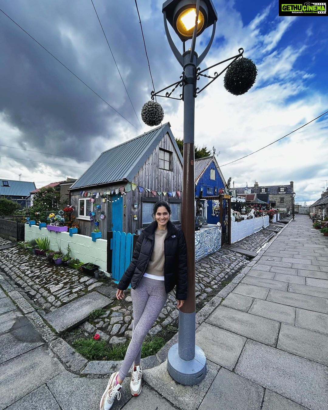 Bruna Abdullah Instagram - Wandering through the village is a bit like stepping back in time! I love it here! The name is actually derived from St Fittick, the patron saint of gardeners, who is believed to have landed at nearby Nigg Bay in the 7th century. This hidden gem is one of the most unique communities in Scotland, tucked away just off the Beach Esplanade. Footdee, or Fittie as it is pronounced locally, is a small fishing village at the mouth of the harbour. . . Passear pela vila é como voltar no tempo! Eu amo isso aqui! O nome é na verdade derivado de St Fittick, o santo padroeiro dos jardineiros, que se acredita ter desembarcado nas proximidades de Nigg Bay no século VII. Esta joia escondida é uma das comunidades mais exclusivas da Escócia, escondida perto da Beach Esplanade. Footdee, ou Fittie, como é pronunciado localmente, é uma pequena vila de pescadores na foz do porto.