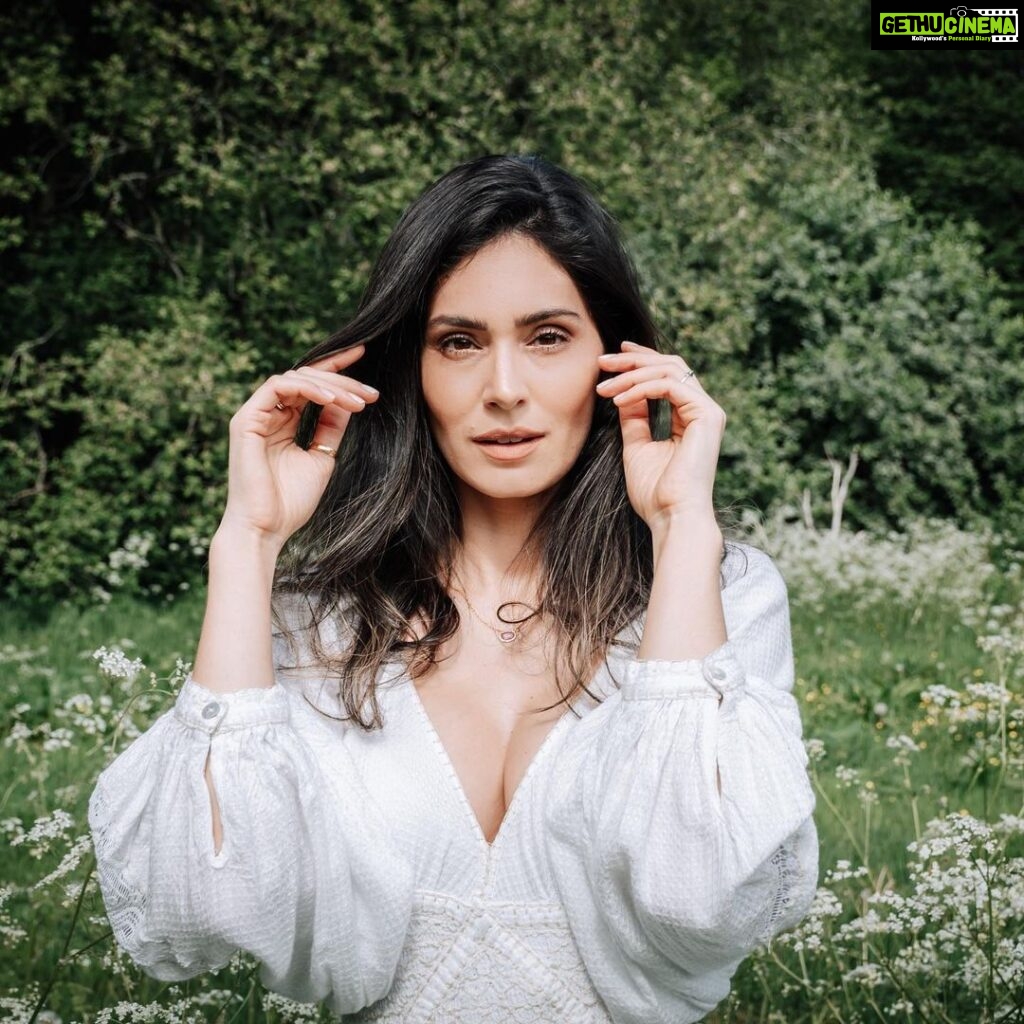 Bruna Abdullah Instagram - It’s impossible to pick just one! @altheadreamsofphotography ❤️ . . #photography #aberdeenphotographer #forestshoot #backyard #incrediblescotland