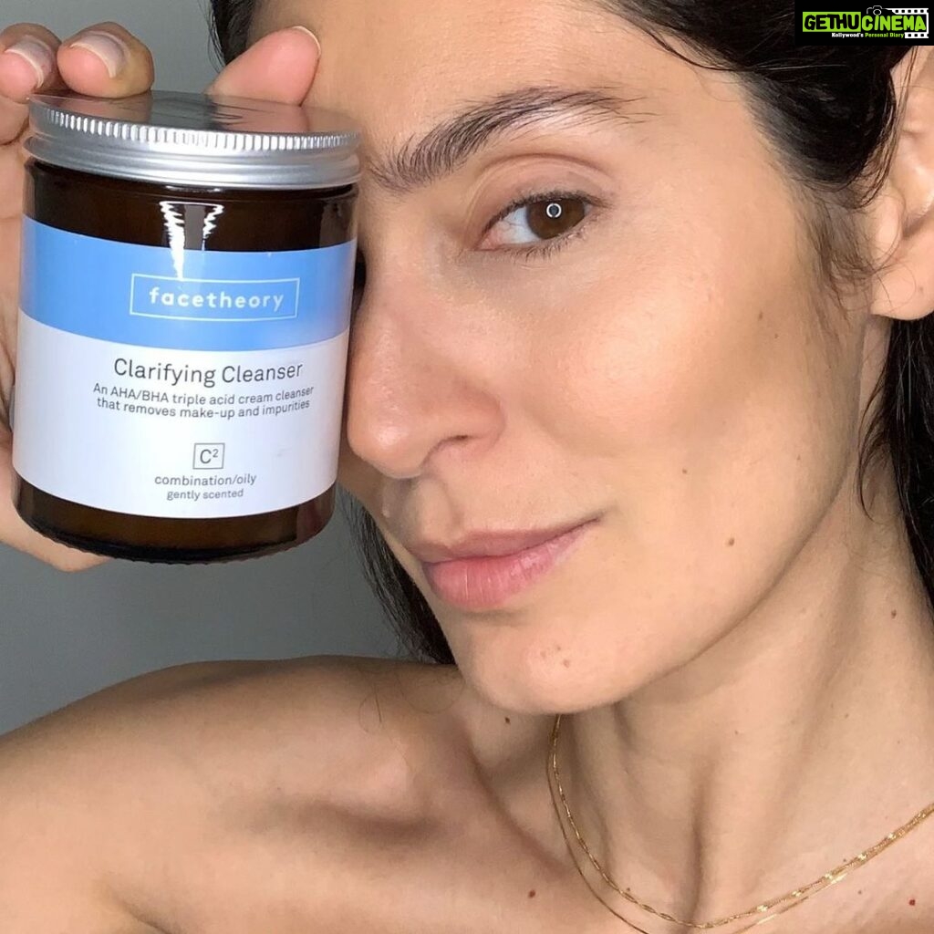 Bruna Abdullah Instagram - Clarifying Cleanser C2 ❤️ This is a rinse-off low pH cream cleanser for combination and acne-prone skin. It doesn't foam like a soap-based cleanser (the fancy chemical name is a surfactant). This means the cleansing action is fundamentally different. It uses acids at a low pH, not soap. How do I use it? First - test on a small area first then rinse. Make sure you don't experience any redness. If you're ok, apply the product, then rinse. For a stronger cleanse, leave it for longer. You should feel it tingle slightly - don't worry, it's the low pH 😉 @facetheory #FacetheoryC2 #glycolicacid #nomakeup just C2!!!