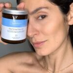 Bruna Abdullah Instagram – Clarifying Cleanser C2 ❤️
This is a rinse-off low pH cream cleanser for combination and acne-prone skin.  It doesn’t foam like a soap-based cleanser (the fancy chemical name is a surfactant).
This means the cleansing action is fundamentally different.  It uses acids at a low pH, not soap.
 
How do I use it?
First – test on a small area first then rinse.  Make sure you don’t experience any redness.  If you’re ok, apply the product, then rinse.  For a stronger cleanse, leave it for longer.  You should feel it tingle slightly – don’t worry, it’s the low pH 😉
 
@facetheory 
#FacetheoryC2
#glycolicacid
#nomakeup just C2!!!