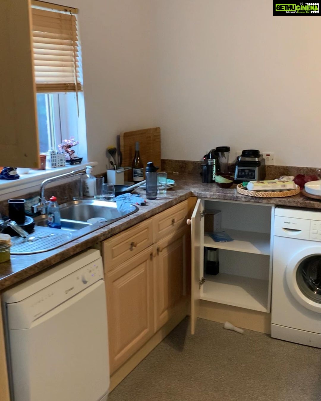 Bruna Abdullah Instagram - Swipe next to see the before pictures! I’m so so so happy! The kitchen and the sunroom are our favourite places in the house ❤️ So next project.. the sun room! 🤪 #renovation #kitchendecor #kitchen #greyandsage #sagegreenkitchen