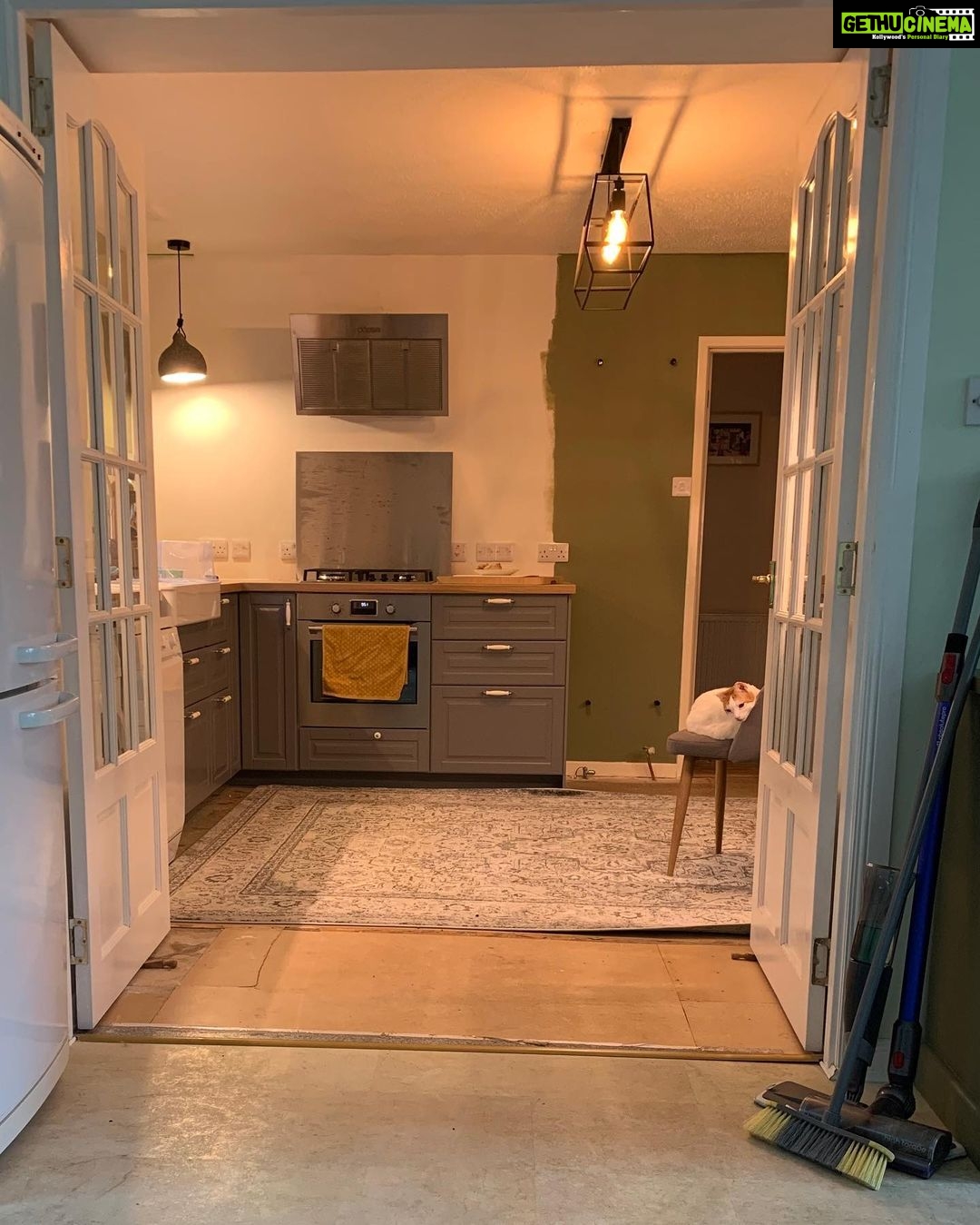 Bruna Abdullah Instagram - Swipe next to see the before pictures! I’m so so so happy! The kitchen and the sunroom are our favourite places in the house ❤️ So next project.. the sun room! 🤪 #renovation #kitchendecor #kitchen #greyandsage #sagegreenkitchen