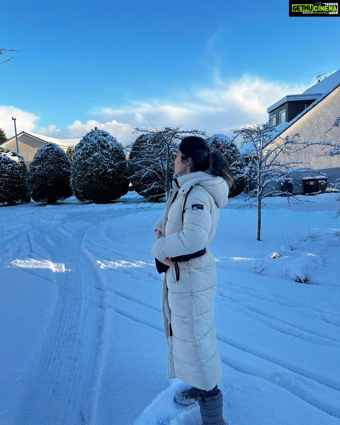 Bruna Abdullah Instagram - When it snows and there is no wind.. It’s magical! ❄️☃️💙 And also a pain in the ass if you have to drive anywhere! 😂 Aberdeen