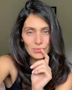 Bruna Abdullah Instagram - Getting myself a pair of contact lenses 🙈👀 a tint of green 😂
.
.