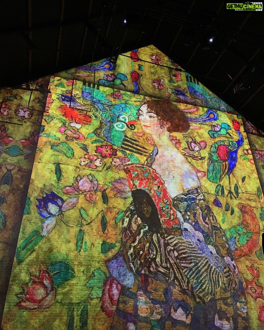 Bruna Abdullah Instagram - The exhibition of Gustav Klimt’s Gold in Motion at @fabriquedeslumieres Amsterdan . Gustav Klimt (July 14, 1862 – February 6, 1918) was an Austrian symbolist painter and one of the most prominent members of the Vienna Secession movement. Klimt is noted for his paintings, murals, sketches, and other objets d'art. Klimt's primary subject was the female body,and his works are marked by a frank eroticism. Amongst his figurative works, which include allegories and portraits, he painted landscapes. Among the artists of the Vienna Secession, Klimt was the most influenced by Japanese art and its methods. Fabrique des Lumières