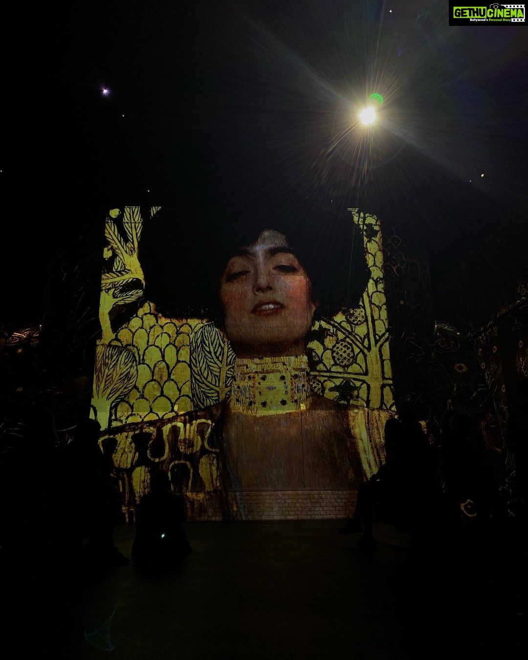 Bruna Abdullah Instagram - The exhibition of Gustav Klimt’s Gold in Motion at @fabriquedeslumieres Amsterdan . Gustav Klimt (July 14, 1862 – February 6, 1918) was an Austrian symbolist painter and one of the most prominent members of the Vienna Secession movement. Klimt is noted for his paintings, murals, sketches, and other objets d'art. Klimt's primary subject was the female body,and his works are marked by a frank eroticism. Amongst his figurative works, which include allegories and portraits, he painted landscapes. Among the artists of the Vienna Secession, Klimt was the most influenced by Japanese art and its methods. Fabrique des Lumières