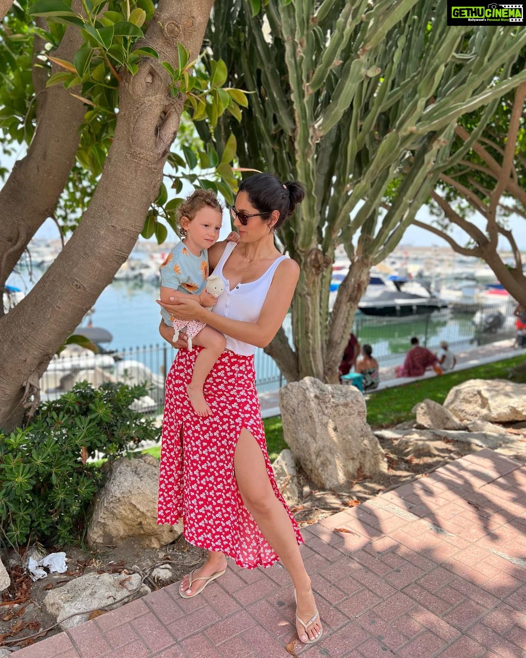 Bruna Abdullah Instagram - Today we went to the Sunday market in the marina 🛥 There were a lot of nice boats and cool stalls! Puerto de Estepona