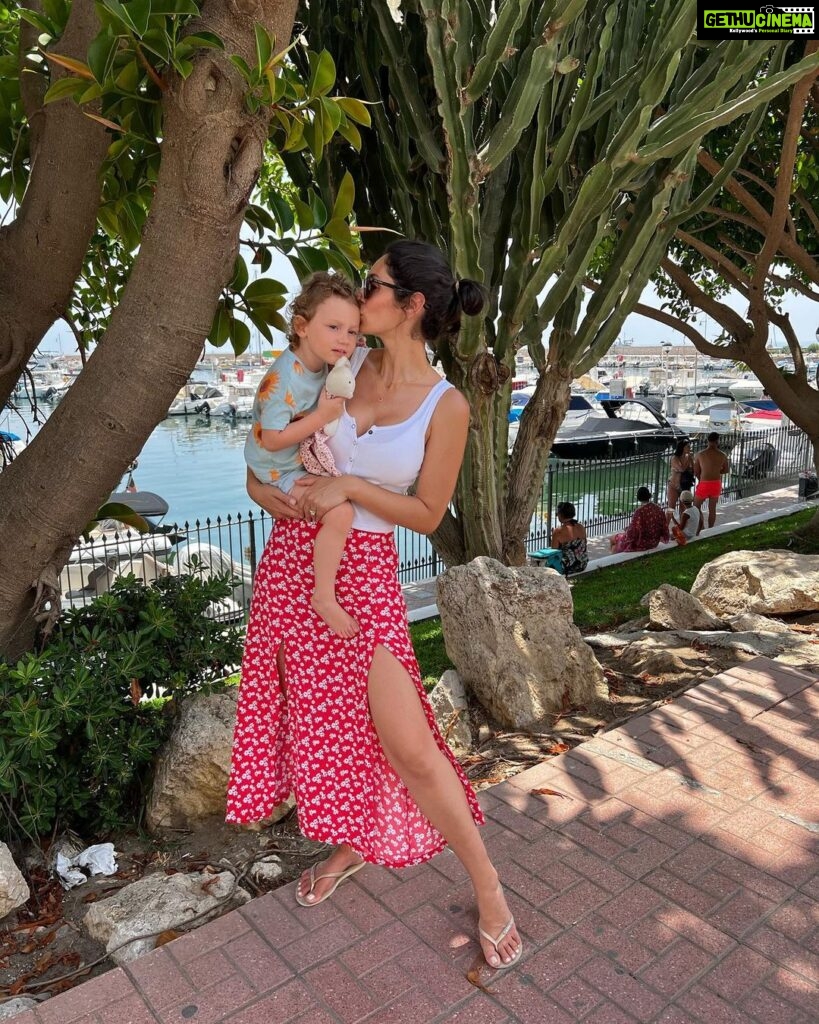Bruna Abdullah Instagram - Today we went to the Sunday market in the marina 🛥 There were a lot of nice boats and cool stalls! Puerto de Estepona