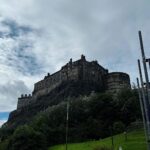 Bruna Abdullah Instagram - Edinburgh Castle is a historic castle in Edinburgh, Scotland. It stands on Castle Rock, which has been occupied by humans since at least the Iron Age, although the nature of the early settlement is unclear. There has been a royal castle on the rock since at least the reign of David I in the 12th century, and the site continued to be a royal residence until 1633. From the 15th century, the castle's residential role declined, and by the 17th century it was principally used as military barracks with a large garrison. Its importance as a part of Scotland's national heritage was recognised increasingly from the early 19th century onwards, and various restoration programmes have been carried out over the past century and a half. . O Castelo de Edimburgo é um castelo histórico em Edimburgo, na Escócia. Fica em Castle Rock, que foi ocupada por humanos pelo menos desde a Idade do Ferro, embora a natureza do assentamento inicial não seja clara. Houve um castelo real na rocha desde pelo menos o reinado de David I no século XII, e o local continuou a ser uma residência real até 1633. A partir do século XV, o papel residencial do castelo diminuiu e, no século XVII foi usado principalmente como quartel militar com uma grande guarnição. Sua importância como parte do patrimônio nacional da Escócia foi reconhecida cada vez mais a partir do início do século XIX, e vários programas de restauração foram realizados ao longo do último século e meio.