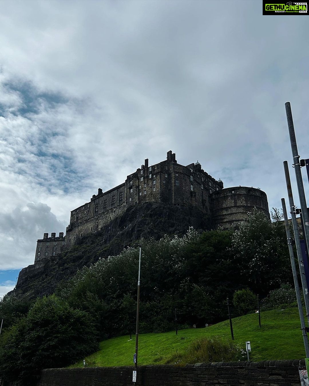 Bruna Abdullah Instagram - Edinburgh Castle is a historic castle in Edinburgh, Scotland. It stands on Castle Rock, which has been occupied by humans since at least the Iron Age, although the nature of the early settlement is unclear. There has been a royal castle on the rock since at least the reign of David I in the 12th century, and the site continued to be a royal residence until 1633. From the 15th century, the castle's residential role declined, and by the 17th century it was principally used as military barracks with a large garrison. Its importance as a part of Scotland's national heritage was recognised increasingly from the early 19th century onwards, and various restoration programmes have been carried out over the past century and a half. . O Castelo de Edimburgo é um castelo histórico em Edimburgo, na Escócia. Fica em Castle Rock, que foi ocupada por humanos pelo menos desde a Idade do Ferro, embora a natureza do assentamento inicial não seja clara. Houve um castelo real na rocha desde pelo menos o reinado de David I no século XII, e o local continuou a ser uma residência real até 1633. A partir do século XV, o papel residencial do castelo diminuiu e, no século XVII foi usado principalmente como quartel militar com uma grande guarnição. Sua importância como parte do patrimônio nacional da Escócia foi reconhecida cada vez mais a partir do início do século XIX, e vários programas de restauração foram realizados ao longo do último século e meio.