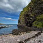 Bruna Abdullah Instagram - Dunnottar Castle Perched atop a 160 foot rock and surrounded on three sides by the North Sea, these dramatic and evocative cliff-top ruins were once an impregnable fortress of the Earls Marischal, once one of the most powerful families in Scotland. The Castle has played host to some of the nation's greatest historical figures including William Wallace and Mary Queen of Scots and is famous for its role in saving the Honours of Scotland (the Scottish Crown Jewel by s) from Oliver Cromwell's army in the 1650s. . Castelo de Dunnottar Empoleiradas no topo de uma rocha de 50 metros e cercadas em três lados pelo Mar do Norte, essas ruínas dramáticas e evocativas no topo de um penhasco já foram uma fortaleza inexpugnável dos Condes Marischal, que já foi uma das famílias mais poderosas da Escócia. O castelo já hospedou algumas das maiores figuras históricas do país, incluindo William Wallace e Mary Queen of Scots, e é famoso por seu papel na salvação das Honras da Escócia (as Jóias da Coroa Escocesa) do exército de Oliver Cromwell na década de 1650.