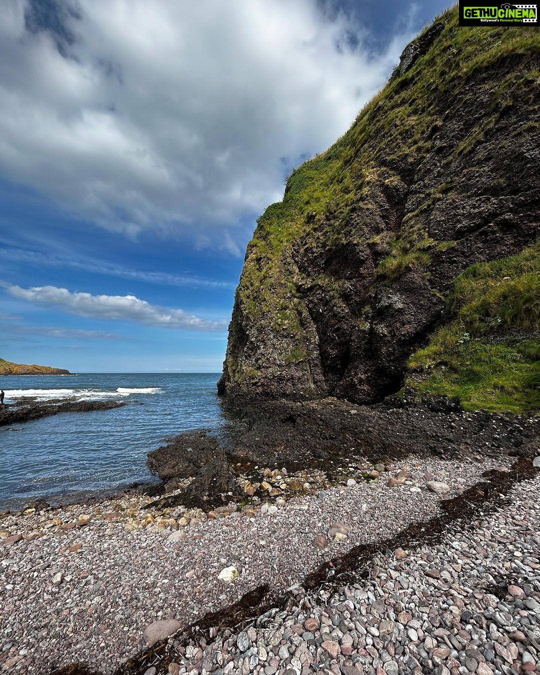 Bruna Abdullah Instagram - Dunnottar Castle Perched atop a 160 foot rock and surrounded on three sides by the North Sea, these dramatic and evocative cliff-top ruins were once an impregnable fortress of the Earls Marischal, once one of the most powerful families in Scotland. The Castle has played host to some of the nation's greatest historical figures including William Wallace and Mary Queen of Scots and is famous for its role in saving the Honours of Scotland (the Scottish Crown Jewel by s) from Oliver Cromwell's army in the 1650s. . Castelo de Dunnottar Empoleiradas no topo de uma rocha de 50 metros e cercadas em três lados pelo Mar do Norte, essas ruínas dramáticas e evocativas no topo de um penhasco já foram uma fortaleza inexpugnável dos Condes Marischal, que já foi uma das famílias mais poderosas da Escócia. O castelo já hospedou algumas das maiores figuras históricas do país, incluindo William Wallace e Mary Queen of Scots, e é famoso por seu papel na salvação das Honras da Escócia (as Jóias da Coroa Escocesa) do exército de Oliver Cromwell na década de 1650.