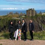 Bruna Abdullah Instagram - Dunnottar Castle Perched atop a 160 foot rock and surrounded on three sides by the North Sea, these dramatic and evocative cliff-top ruins were once an impregnable fortress of the Earls Marischal, once one of the most powerful families in Scotland. The Castle has played host to some of the nation's greatest historical figures including William Wallace and Mary Queen of Scots and is famous for its role in saving the Honours of Scotland (the Scottish Crown Jewel by s) from Oliver Cromwell's army in the 1650s. . Castelo de Dunnottar Empoleiradas no topo de uma rocha de 50 metros e cercadas em três lados pelo Mar do Norte, essas ruínas dramáticas e evocativas no topo de um penhasco já foram uma fortaleza inexpugnável dos Condes Marischal, que já foi uma das famílias mais poderosas da Escócia. O castelo já hospedou algumas das maiores figuras históricas do país, incluindo William Wallace e Mary Queen of Scots, e é famoso por seu papel na salvação das Honras da Escócia (as Jóias da Coroa Escocesa) do exército de Oliver Cromwell na década de 1650.