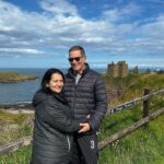 Bruna Abdullah Instagram - Dunnottar Castle Perched atop a 160 foot rock and surrounded on three sides by the North Sea, these dramatic and evocative cliff-top ruins were once an impregnable fortress of the Earls Marischal, once one of the most powerful families in Scotland. The Castle has played host to some of the nation's greatest historical figures including William Wallace and Mary Queen of Scots and is famous for its role in saving the Honours of Scotland (the Scottish Crown Jewel by s) from Oliver Cromwell's army in the 1650s. . Castelo de Dunnottar Empoleiradas no topo de uma rocha de 50 metros e cercadas em três lados pelo Mar do Norte, essas ruínas dramáticas e evocativas no topo de um penhasco já foram uma fortaleza inexpugnável dos Condes Marischal, que já foi uma das famílias mais poderosas da Escócia. O castelo já hospedou algumas das maiores figuras históricas do país, incluindo William Wallace e Mary Queen of Scots, e é famoso por seu papel na salvação das Honras da Escócia (as Jóias da Coroa Escocesa) do exército de Oliver Cromwell na década de 1650.