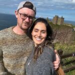 Bruna Abdullah Instagram - Dunnottar Castle Perched atop a 160 foot rock and surrounded on three sides by the North Sea, these dramatic and evocative cliff-top ruins were once an impregnable fortress of the Earls Marischal, once one of the most powerful families in Scotland. The Castle has played host to some of the nation's greatest historical figures including William Wallace and Mary Queen of Scots and is famous for its role in saving the Honours of Scotland (the Scottish Crown Jewel by s) from Oliver Cromwell's army in the 1650s. . Castelo de Dunnottar Empoleiradas no topo de uma rocha de 50 metros e cercadas em três lados pelo Mar do Norte, essas ruínas dramáticas e evocativas no topo de um penhasco já foram uma fortaleza inexpugnável dos Condes Marischal, que já foi uma das famílias mais poderosas da Escócia. O castelo já hospedou algumas das maiores figuras históricas do país, incluindo William Wallace e Mary Queen of Scots, e é famoso por seu papel na salvação das Honras da Escócia (as Jóias da Coroa Escocesa) do exército de Oliver Cromwell na década de 1650.