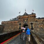 Bruna Abdullah Instagram - Edinburgh Castle is a historic castle in Edinburgh, Scotland. It stands on Castle Rock, which has been occupied by humans since at least the Iron Age, although the nature of the early settlement is unclear. There has been a royal castle on the rock since at least the reign of David I in the 12th century, and the site continued to be a royal residence until 1633. From the 15th century, the castle's residential role declined, and by the 17th century it was principally used as military barracks with a large garrison. Its importance as a part of Scotland's national heritage was recognised increasingly from the early 19th century onwards, and various restoration programmes have been carried out over the past century and a half. . O Castelo de Edimburgo é um castelo histórico em Edimburgo, na Escócia. Fica em Castle Rock, que foi ocupada por humanos pelo menos desde a Idade do Ferro, embora a natureza do assentamento inicial não seja clara. Houve um castelo real na rocha desde pelo menos o reinado de David I no século XII, e o local continuou a ser uma residência real até 1633. A partir do século XV, o papel residencial do castelo diminuiu e, no século XVII foi usado principalmente como quartel militar com uma grande guarnição. Sua importância como parte do patrimônio nacional da Escócia foi reconhecida cada vez mais a partir do início do século XIX, e vários programas de restauração foram realizados ao longo do último século e meio.