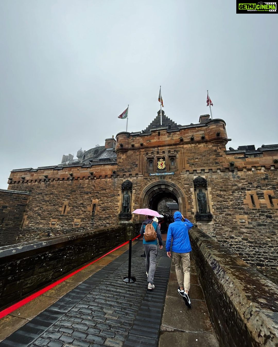 Bruna Abdullah Instagram - Edinburgh Castle is a historic castle in Edinburgh, Scotland. It stands on Castle Rock, which has been occupied by humans since at least the Iron Age, although the nature of the early settlement is unclear. There has been a royal castle on the rock since at least the reign of David I in the 12th century, and the site continued to be a royal residence until 1633. From the 15th century, the castle's residential role declined, and by the 17th century it was principally used as military barracks with a large garrison. Its importance as a part of Scotland's national heritage was recognised increasingly from the early 19th century onwards, and various restoration programmes have been carried out over the past century and a half. . O Castelo de Edimburgo é um castelo histórico em Edimburgo, na Escócia. Fica em Castle Rock, que foi ocupada por humanos pelo menos desde a Idade do Ferro, embora a natureza do assentamento inicial não seja clara. Houve um castelo real na rocha desde pelo menos o reinado de David I no século XII, e o local continuou a ser uma residência real até 1633. A partir do século XV, o papel residencial do castelo diminuiu e, no século XVII foi usado principalmente como quartel militar com uma grande guarnição. Sua importância como parte do patrimônio nacional da Escócia foi reconhecida cada vez mais a partir do início do século XIX, e vários programas de restauração foram realizados ao longo do último século e meio.