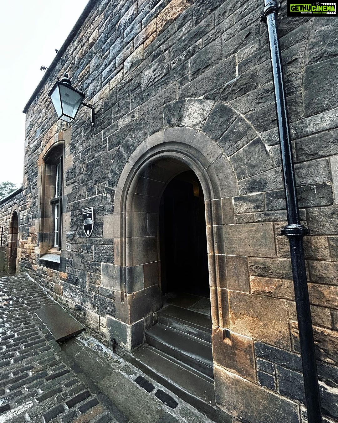 Bruna Abdullah Instagram - Edinburgh Castle is a historic castle in Edinburgh, Scotland. It stands on Castle Rock, which has been occupied by humans since at least the Iron Age, although the nature of the early settlement is unclear. There has been a royal castle on the rock since at least the reign of David I in the 12th century, and the site continued to be a royal residence until 1633. From the 15th century, the castle's residential role declined, and by the 17th century it was principally used as military barracks with a large garrison. Its importance as a part of Scotland's national heritage was recognised increasingly from the early 19th century onwards, and various restoration programmes have been carried out over the past century and a half. . O Castelo de Edimburgo é um castelo histórico em Edimburgo, na Escócia. Fica em Castle Rock, que foi ocupada por humanos pelo menos desde a Idade do Ferro, embora a natureza do assentamento inicial não seja clara. Houve um castelo real na rocha desde pelo menos o reinado de David I no século XII, e o local continuou a ser uma residência real até 1633. A partir do século XV, o papel residencial do castelo diminuiu e, no século XVII foi usado principalmente como quartel militar com uma grande guarnição. Sua importância como parte do patrimônio nacional da Escócia foi reconhecida cada vez mais a partir do início do século XIX, e vários programas de restauração foram realizados ao longo do último século e meio.