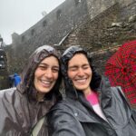 Bruna Abdullah Instagram - Edinburgh Castle is a historic castle in Edinburgh, Scotland. It stands on Castle Rock, which has been occupied by humans since at least the Iron Age, although the nature of the early settlement is unclear. There has been a royal castle on the rock since at least the reign of David I in the 12th century, and the site continued to be a royal residence until 1633. From the 15th century, the castle's residential role declined, and by the 17th century it was principally used as military barracks with a large garrison. Its importance as a part of Scotland's national heritage was recognised increasingly from the early 19th century onwards, and various restoration programmes have been carried out over the past century and a half. . O Castelo de Edimburgo é um castelo histórico em Edimburgo, na Escócia. Fica em Castle Rock, que foi ocupada por humanos pelo menos desde a Idade do Ferro, embora a natureza do assentamento inicial não seja clara. Houve um castelo real na rocha desde pelo menos o reinado de David I no século XII, e o local continuou a ser uma residência real até 1633. A partir do século XV, o papel residencial do castelo diminuiu e, no século XVII foi usado principalmente como quartel militar com uma grande guarnição. Sua importância como parte do patrimônio nacional da Escócia foi reconhecida cada vez mais a partir do início do século XIX, e vários programas de restauração foram realizados ao longo do último século e meio.