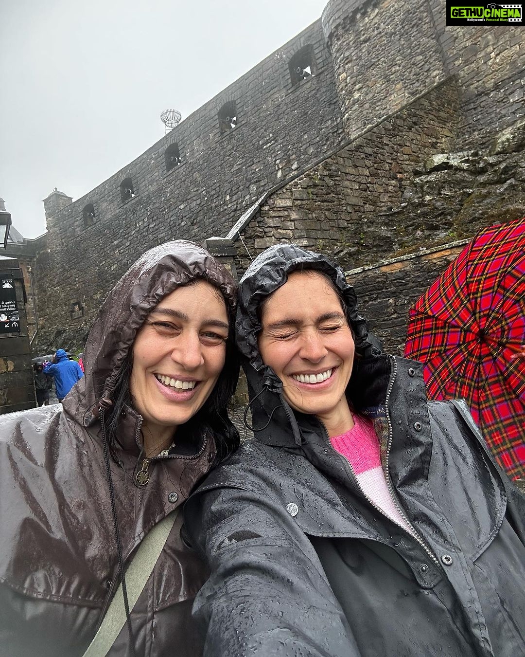Bruna Abdullah Instagram - Edinburgh Castle is a historic castle in Edinburgh, Scotland. It stands on Castle Rock, which has been occupied by humans since at least the Iron Age, although the nature of the early settlement is unclear. There has been a royal castle on the rock since at least the reign of David I in the 12th century, and the site continued to be a royal residence until 1633. From the 15th century, the castle's residential role declined, and by the 17th century it was principally used as military barracks with a large garrison. Its importance as a part of Scotland's national heritage was recognised increasingly from the early 19th century onwards, and various restoration programmes have been carried out over the past century and a half. . O Castelo de Edimburgo é um castelo histórico em Edimburgo, na Escócia. Fica em Castle Rock, que foi ocupada por humanos pelo menos desde a Idade do Ferro, embora a natureza do assentamento inicial não seja clara. Houve um castelo real na rocha desde pelo menos o reinado de David I no século XII, e o local continuou a ser uma residência real até 1633. A partir do século XV, o papel residencial do castelo diminuiu e, no século XVII foi usado principalmente como quartel militar com uma grande guarnição. Sua importância como parte do patrimônio nacional da Escócia foi reconhecida cada vez mais a partir do início do século XIX, e vários programas de restauração foram realizados ao longo do último século e meio.