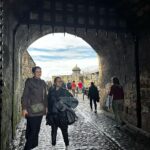 Bruna Abdullah Instagram - Edinburgh Castle is a historic castle in Edinburgh, Scotland. It stands on Castle Rock, which has been occupied by humans since at least the Iron Age, although the nature of the early settlement is unclear. There has been a royal castle on the rock since at least the reign of David I in the 12th century, and the site continued to be a royal residence until 1633. From the 15th century, the castle's residential role declined, and by the 17th century it was principally used as military barracks with a large garrison. Its importance as a part of Scotland's national heritage was recognised increasingly from the early 19th century onwards, and various restoration programmes have been carried out over the past century and a half. . O Castelo de Edimburgo é um castelo histórico em Edimburgo, na Escócia. Fica em Castle Rock, que foi ocupada por humanos pelo menos desde a Idade do Ferro, embora a natureza do assentamento inicial não seja clara. Houve um castelo real na rocha desde pelo menos o reinado de David I no século XII, e o local continuou a ser uma residência real até 1633. A partir do século XV, o papel residencial do castelo diminuiu e, no século XVII foi usado principalmente como quartel militar com uma grande guarnição. Sua importância como parte do patrimônio nacional da Escócia foi reconhecida cada vez mais a partir do início do século XIX, e vários programas de restauração foram realizados ao longo do último século e meio.