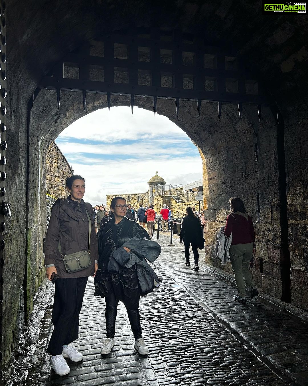 Bruna Abdullah Instagram - Edinburgh Castle is a historic castle in Edinburgh, Scotland. It stands on Castle Rock, which has been occupied by humans since at least the Iron Age, although the nature of the early settlement is unclear. There has been a royal castle on the rock since at least the reign of David I in the 12th century, and the site continued to be a royal residence until 1633. From the 15th century, the castle's residential role declined, and by the 17th century it was principally used as military barracks with a large garrison. Its importance as a part of Scotland's national heritage was recognised increasingly from the early 19th century onwards, and various restoration programmes have been carried out over the past century and a half. . O Castelo de Edimburgo é um castelo histórico em Edimburgo, na Escócia. Fica em Castle Rock, que foi ocupada por humanos pelo menos desde a Idade do Ferro, embora a natureza do assentamento inicial não seja clara. Houve um castelo real na rocha desde pelo menos o reinado de David I no século XII, e o local continuou a ser uma residência real até 1633. A partir do século XV, o papel residencial do castelo diminuiu e, no século XVII foi usado principalmente como quartel militar com uma grande guarnição. Sua importância como parte do patrimônio nacional da Escócia foi reconhecida cada vez mais a partir do início do século XIX, e vários programas de restauração foram realizados ao longo do último século e meio.
