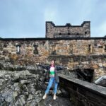 Bruna Abdullah Instagram - Edinburgh Castle is a historic castle in Edinburgh, Scotland. It stands on Castle Rock, which has been occupied by humans since at least the Iron Age, although the nature of the early settlement is unclear. There has been a royal castle on the rock since at least the reign of David I in the 12th century, and the site continued to be a royal residence until 1633. From the 15th century, the castle's residential role declined, and by the 17th century it was principally used as military barracks with a large garrison. Its importance as a part of Scotland's national heritage was recognised increasingly from the early 19th century onwards, and various restoration programmes have been carried out over the past century and a half. . O Castelo de Edimburgo é um castelo histórico em Edimburgo, na Escócia. Fica em Castle Rock, que foi ocupada por humanos pelo menos desde a Idade do Ferro, embora a natureza do assentamento inicial não seja clara. Houve um castelo real na rocha desde pelo menos o reinado de David I no século XII, e o local continuou a ser uma residência real até 1633. A partir do século XV, o papel residencial do castelo diminuiu e, no século XVII foi usado principalmente como quartel militar com uma grande guarnição. Sua importância como parte do patrimônio nacional da Escócia foi reconhecida cada vez mais a partir do início do século XIX, e vários programas de restauração foram realizados ao longo do último século e meio.