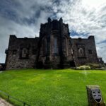 Bruna Abdullah Instagram - Edinburgh Castle is a historic castle in Edinburgh, Scotland. It stands on Castle Rock, which has been occupied by humans since at least the Iron Age, although the nature of the early settlement is unclear. There has been a royal castle on the rock since at least the reign of David I in the 12th century, and the site continued to be a royal residence until 1633. From the 15th century, the castle's residential role declined, and by the 17th century it was principally used as military barracks with a large garrison. Its importance as a part of Scotland's national heritage was recognised increasingly from the early 19th century onwards, and various restoration programmes have been carried out over the past century and a half. . O Castelo de Edimburgo é um castelo histórico em Edimburgo, na Escócia. Fica em Castle Rock, que foi ocupada por humanos pelo menos desde a Idade do Ferro, embora a natureza do assentamento inicial não seja clara. Houve um castelo real na rocha desde pelo menos o reinado de David I no século XII, e o local continuou a ser uma residência real até 1633. A partir do século XV, o papel residencial do castelo diminuiu e, no século XVII foi usado principalmente como quartel militar com uma grande guarnição. Sua importância como parte do patrimônio nacional da Escócia foi reconhecida cada vez mais a partir do início do século XIX, e vários programas de restauração foram realizados ao longo do último século e meio.
