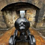 Bruna Abdullah Instagram - Edinburgh Castle is a historic castle in Edinburgh, Scotland. It stands on Castle Rock, which has been occupied by humans since at least the Iron Age, although the nature of the early settlement is unclear. There has been a royal castle on the rock since at least the reign of David I in the 12th century, and the site continued to be a royal residence until 1633. From the 15th century, the castle's residential role declined, and by the 17th century it was principally used as military barracks with a large garrison. Its importance as a part of Scotland's national heritage was recognised increasingly from the early 19th century onwards, and various restoration programmes have been carried out over the past century and a half. . O Castelo de Edimburgo é um castelo histórico em Edimburgo, na Escócia. Fica em Castle Rock, que foi ocupada por humanos pelo menos desde a Idade do Ferro, embora a natureza do assentamento inicial não seja clara. Houve um castelo real na rocha desde pelo menos o reinado de David I no século XII, e o local continuou a ser uma residência real até 1633. A partir do século XV, o papel residencial do castelo diminuiu e, no século XVII foi usado principalmente como quartel militar com uma grande guarnição. Sua importância como parte do patrimônio nacional da Escócia foi reconhecida cada vez mais a partir do início do século XIX, e vários programas de restauração foram realizados ao longo do último século e meio.