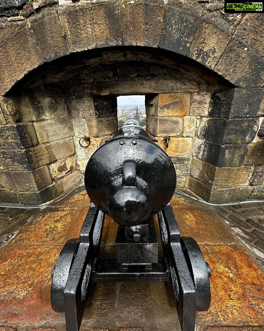 Bruna Abdullah Instagram - Edinburgh Castle is a historic castle in Edinburgh, Scotland. It stands on Castle Rock, which has been occupied by humans since at least the Iron Age, although the nature of the early settlement is unclear. There has been a royal castle on the rock since at least the reign of David I in the 12th century, and the site continued to be a royal residence until 1633. From the 15th century, the castle's residential role declined, and by the 17th century it was principally used as military barracks with a large garrison. Its importance as a part of Scotland's national heritage was recognised increasingly from the early 19th century onwards, and various restoration programmes have been carried out over the past century and a half. . O Castelo de Edimburgo é um castelo histórico em Edimburgo, na Escócia. Fica em Castle Rock, que foi ocupada por humanos pelo menos desde a Idade do Ferro, embora a natureza do assentamento inicial não seja clara. Houve um castelo real na rocha desde pelo menos o reinado de David I no século XII, e o local continuou a ser uma residência real até 1633. A partir do século XV, o papel residencial do castelo diminuiu e, no século XVII foi usado principalmente como quartel militar com uma grande guarnição. Sua importância como parte do patrimônio nacional da Escócia foi reconhecida cada vez mais a partir do início do século XIX, e vários programas de restauração foram realizados ao longo do último século e meio.