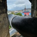 Bruna Abdullah Instagram - Edinburgh Castle is a historic castle in Edinburgh, Scotland. It stands on Castle Rock, which has been occupied by humans since at least the Iron Age, although the nature of the early settlement is unclear. There has been a royal castle on the rock since at least the reign of David I in the 12th century, and the site continued to be a royal residence until 1633. From the 15th century, the castle's residential role declined, and by the 17th century it was principally used as military barracks with a large garrison. Its importance as a part of Scotland's national heritage was recognised increasingly from the early 19th century onwards, and various restoration programmes have been carried out over the past century and a half. . O Castelo de Edimburgo é um castelo histórico em Edimburgo, na Escócia. Fica em Castle Rock, que foi ocupada por humanos pelo menos desde a Idade do Ferro, embora a natureza do assentamento inicial não seja clara. Houve um castelo real na rocha desde pelo menos o reinado de David I no século XII, e o local continuou a ser uma residência real até 1633. A partir do século XV, o papel residencial do castelo diminuiu e, no século XVII foi usado principalmente como quartel militar com uma grande guarnição. Sua importância como parte do patrimônio nacional da Escócia foi reconhecida cada vez mais a partir do início do século XIX, e vários programas de restauração foram realizados ao longo do último século e meio.