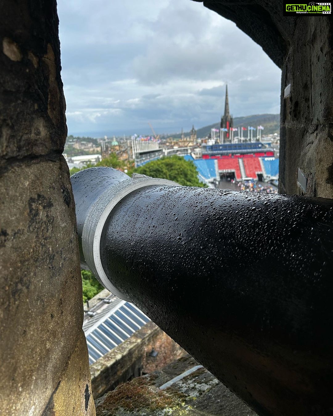 Bruna Abdullah Instagram - Edinburgh Castle is a historic castle in Edinburgh, Scotland. It stands on Castle Rock, which has been occupied by humans since at least the Iron Age, although the nature of the early settlement is unclear. There has been a royal castle on the rock since at least the reign of David I in the 12th century, and the site continued to be a royal residence until 1633. From the 15th century, the castle's residential role declined, and by the 17th century it was principally used as military barracks with a large garrison. Its importance as a part of Scotland's national heritage was recognised increasingly from the early 19th century onwards, and various restoration programmes have been carried out over the past century and a half. . O Castelo de Edimburgo é um castelo histórico em Edimburgo, na Escócia. Fica em Castle Rock, que foi ocupada por humanos pelo menos desde a Idade do Ferro, embora a natureza do assentamento inicial não seja clara. Houve um castelo real na rocha desde pelo menos o reinado de David I no século XII, e o local continuou a ser uma residência real até 1633. A partir do século XV, o papel residencial do castelo diminuiu e, no século XVII foi usado principalmente como quartel militar com uma grande guarnição. Sua importância como parte do patrimônio nacional da Escócia foi reconhecida cada vez mais a partir do início do século XIX, e vários programas de restauração foram realizados ao longo do último século e meio.