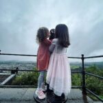 Bruna Abdullah Instagram - Have you watched Braveheart ? ❤️ A story of passion. Told with pride. Stirling’s famous landmark stands above the fields where William Wallace led his troops to victory at The Battle of Stirling Bridge and tells the story of the patriot and martyr who became Scotland’s National Hero. We climbed the 246-step spiral staircase to explore The Hall of Arms, The Hall of Heroes and The Royal Chamber to discover the remarkable story of Sir William Wallace. We reached the top of the 220ft tower, with breathtaking views in all directions from The Crown. . Você já assistiu Coração Valente? ❤️ Uma história de paixão. Contada com orgulho. O famoso marco de Stirling fica acima dos campos onde William Wallace liderou suas tropas à vitória na Batalha de Stirling Bridge e conta a história do patriota e mártir que se tornou o Herói Nacional da Escócia. Subimos a escada em espiral de 246 degraus para explorar o Hall of Arms, o Hall of Heroes e a Royal Chamber para descobrir a notável história de Sir William Wallace. Chegamos ao topo da torre de 220 pés, com vistas deslumbrantes em todas as direções do The Crown. Stirling, Scotland