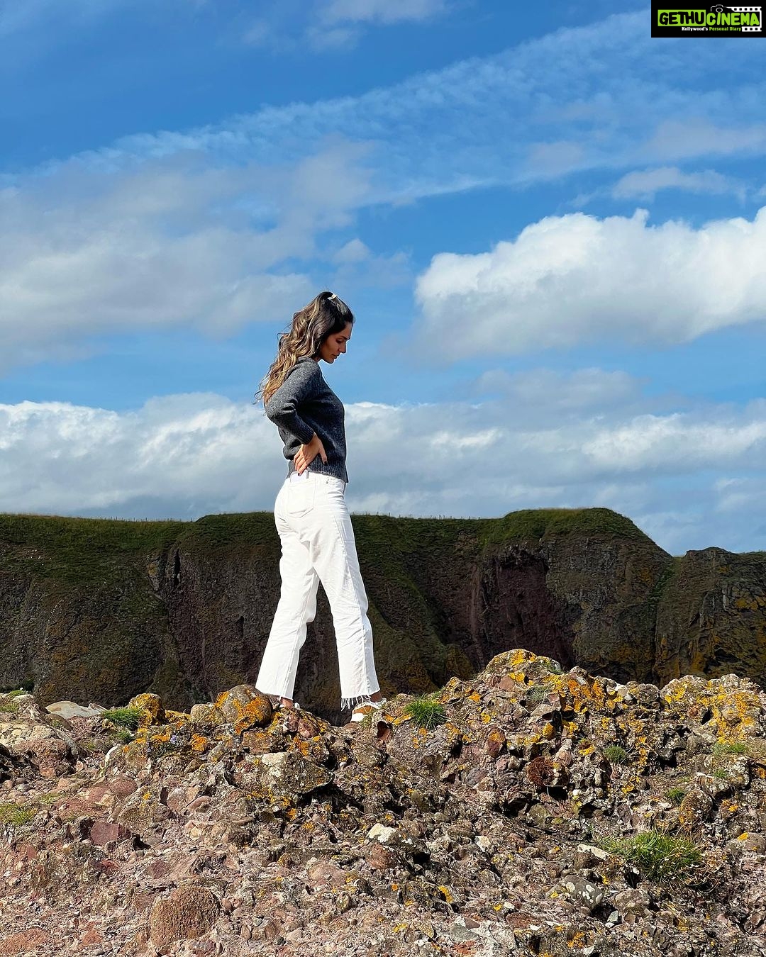 Bruna Abdullah Instagram - Dunnottar Castle Perched atop a 160 foot rock and surrounded on three sides by the North Sea, these dramatic and evocative cliff-top ruins were once an impregnable fortress of the Earls Marischal, once one of the most powerful families in Scotland. The Castle has played host to some of the nation's greatest historical figures including William Wallace and Mary Queen of Scots and is famous for its role in saving the Honours of Scotland (the Scottish Crown Jewel by s) from Oliver Cromwell's army in the 1650s. . Castelo de Dunnottar Empoleiradas no topo de uma rocha de 50 metros e cercadas em três lados pelo Mar do Norte, essas ruínas dramáticas e evocativas no topo de um penhasco já foram uma fortaleza inexpugnável dos Condes Marischal, que já foi uma das famílias mais poderosas da Escócia. O castelo já hospedou algumas das maiores figuras históricas do país, incluindo William Wallace e Mary Queen of Scots, e é famoso por seu papel na salvação das Honras da Escócia (as Jóias da Coroa Escocesa) do exército de Oliver Cromwell na década de 1650.