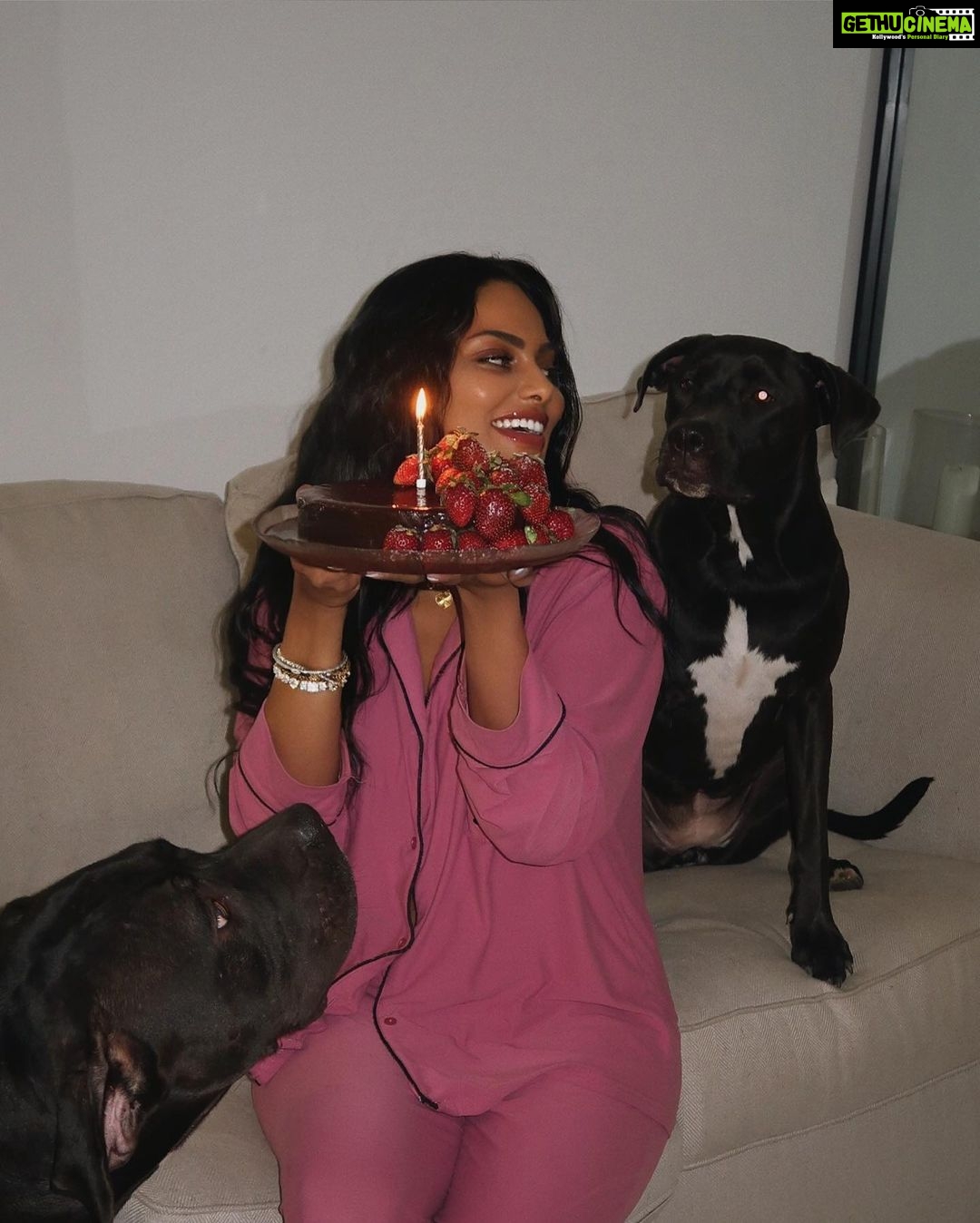 Chandrika Ravi Instagram - Got to bring in my birthday at home with my family for the first time in 8 years. I couldn’t ask for anything more. 34 baby.. I’m so ready for what you have in store for me!!! Thank you God for all your blessings. I’m filled with immense gratitude today and everyday. Thank you all for the love, tags, comments, mentions, countdowns, messages… your love is what fuels me ❤️ Perth, Western Australia