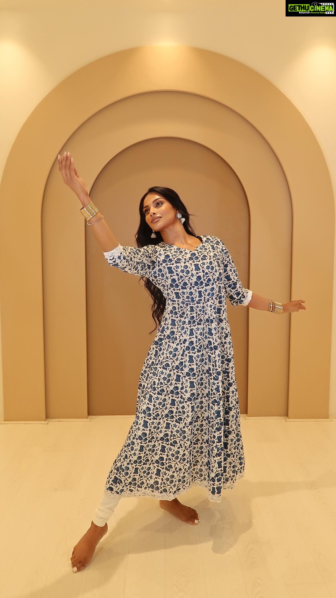 Chandrika Ravi Instagram - I started learning kathak at the age of 7, and it has always been my first love, but stopped it when I left home 13 years ago. Thank you @lalita_soni_kathak_and_beyond ma’am for bringing me back to my love and teaching me this beautiful piece. Thank you @byou.in for this beautiful studio space to dance in. I can’t wait to be back!